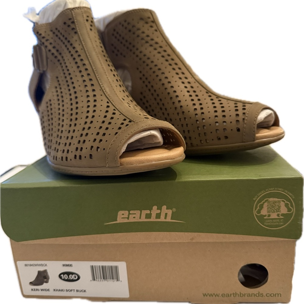 Earth Women's Khaki Soft Buck Bootie Sandals with 2” heels. Size 10.0D Keri Wide